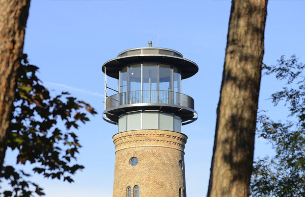 Turm halb mit Bäumen